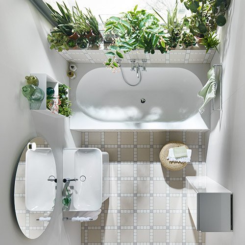 Ein kleines Badezimmer von oben abgebildet